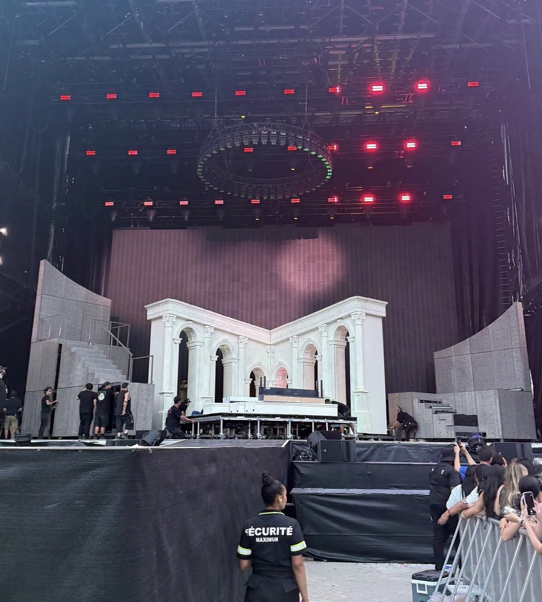 tatemcraefr's tweet photo. 📸| La scène de Tate McRae au Osheaga Festival commence à prendre forme ! 👀 https://t.co/r1DSqgWRPa