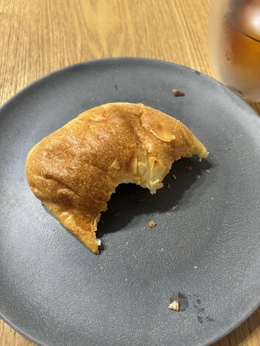 sangoshounosuke's tweet photo. 普段クリームパン買わんけどここのクリームパンはプリンみたいなクリームでめちゃうまンゴ(☝︎ ՞ਊ ՞)☝︎ https://t.co/hM4LRRVr3P