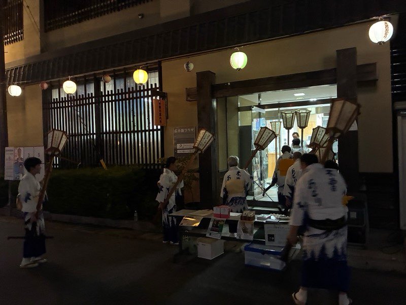 terawo7's tweet photo. 昨夜は木曽福島の木曽踊りに。
手は被せる様に、と。
返しの節回しが今だに難しい。甚句は比較的優しいけど。
この日は参加者少なかったなあ。勿体なく感じる。参加型は良い。
お疲れ様でした。

やっぱり遠いぜ。白鳥や新野より。
木曽の御嶽夏でも寒い〜、帰り中津川辺りまで南下すると実感する。 https://t.co/ixiSFcNptp