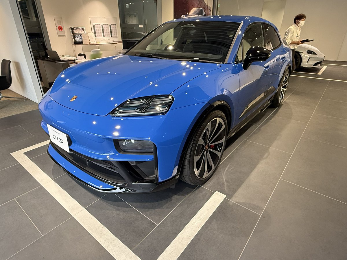 GFR_Owner's tweet photo. 午後からはポルシェセンター仙台へ。

マカンターボのスペアキーを注文し、引き取ってきました。

ショールームには現行Macan GTSも展示されており、じっくりと内外装を見学。

最新世代らしい洗練されたインテリアと質感の高さは、さすがポルシェだと感じました。

特に印象的だったのは、Race-Tex（アルカンターラ）仕様のGTスポーツステアリング。

私の95B Macan Turboはルーフライニングがアルカンターラなので、このステアリングとの相性も良さそうです。

いつか流用できるなら、ぜひ取り入れてみたいカスタムの一つになりました。

こうして最新モデルを見るたびに、今の愛車の魅力を再確認しつつ、新しいアイデアも生まれます。

Porscheは、どの世代にもそれぞれの個性があり、どれも魅力的ですね。