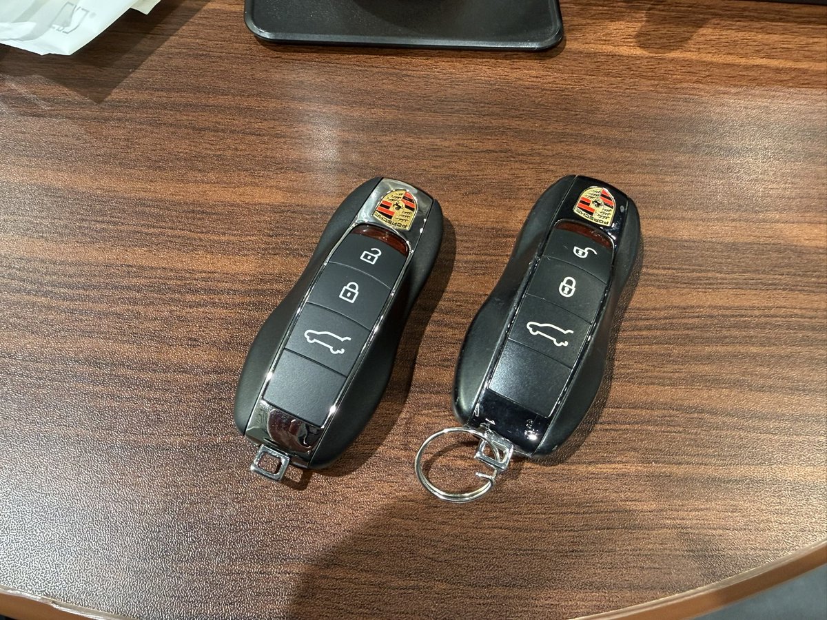 GFR_Owner's tweet photo. 午後からはポルシェセンター仙台へ。

マカンターボのスペアキーを注文し、引き取ってきました。

ショールームには現行Macan GTSも展示されており、じっくりと内外装を見学。

最新世代らしい洗練されたインテリアと質感の高さは、さすがポルシェだと感じました。

特に印象的だったのは、Race-Tex（アルカンターラ）仕様のGTスポーツステアリング。

私の95B Macan Turboはルーフライニングがアルカンターラなので、このステアリングとの相性も良さそうです。

いつか流用できるなら、ぜひ取り入れてみたいカスタムの一つになりました。

こうして最新モデルを見るたびに、今の愛車の魅力を再確認しつつ、新しいアイデアも生まれます。

Porscheは、どの世代にもそれぞれの個性があり、どれも魅力的ですね。