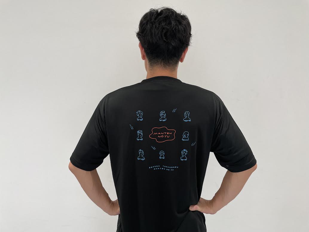 Manten_no_yu's tweet photo. ✨新デザインTシャツ販売開始✨
デザインのコンセプトは、当館をご利用いただいたお客様の笑顔がこれからも繋がっていきますように、との想いを込めて☺️
✅シルキーな肌触りのドライ生地で暑い日も快適
✅おなじみの眠りネコを胸元に
✅普段使いしやすいデザイン
ぜひお手に取ってみてください❣️ https://t.co/V98ZXaw6DY