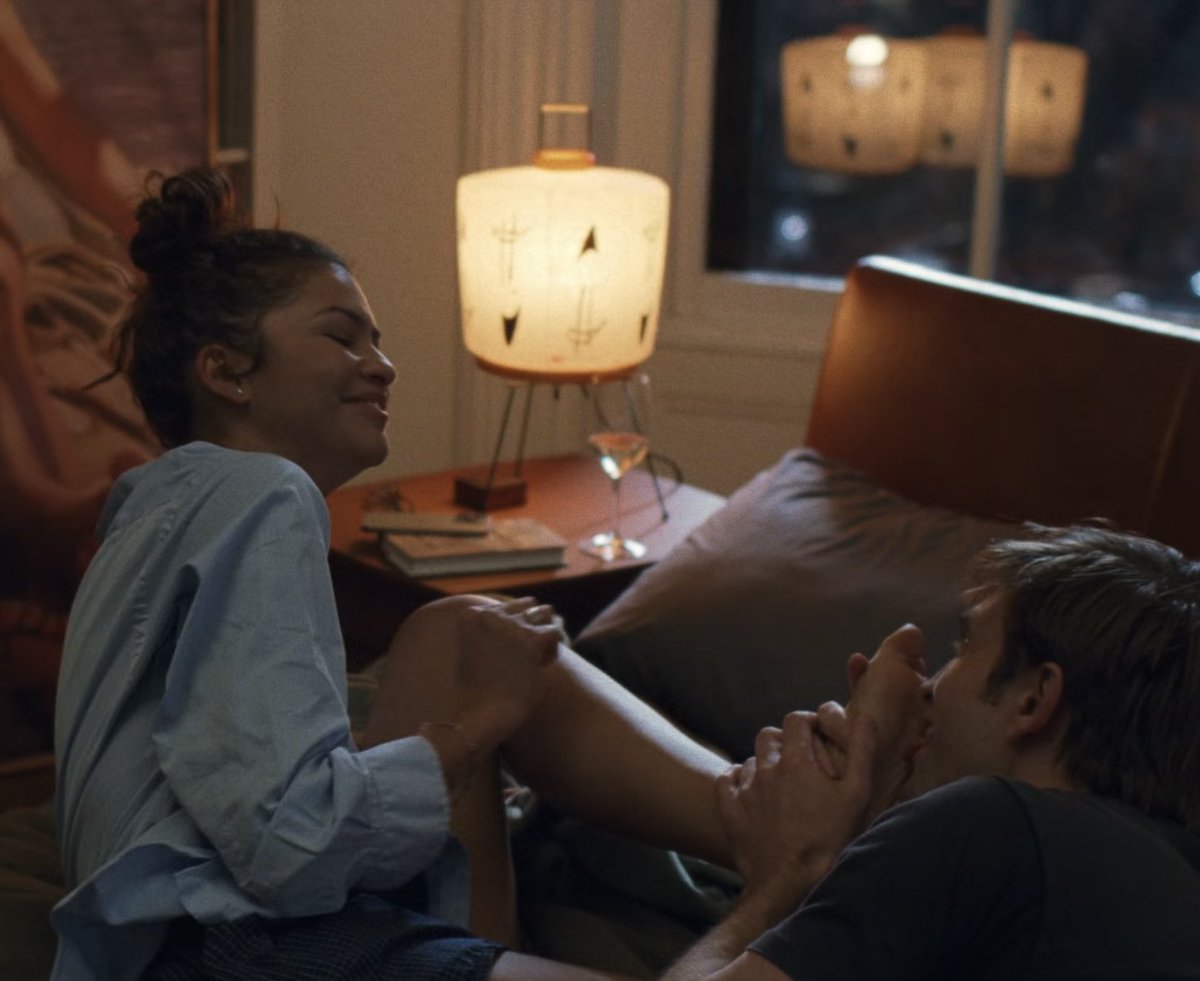ivan_dalize's tweet photo. I think Quentin Tarantino directed this scene from The Drama.
Zendaya smiling like that while Robert Pattinson is locked in on her foot. Looks like a 12-minute barefoot masterpiece. 
Who’s watching this movie with me?
#TheDrama #Zendaya #RobertPattinson https://t.co/KyOcr2CR0A
