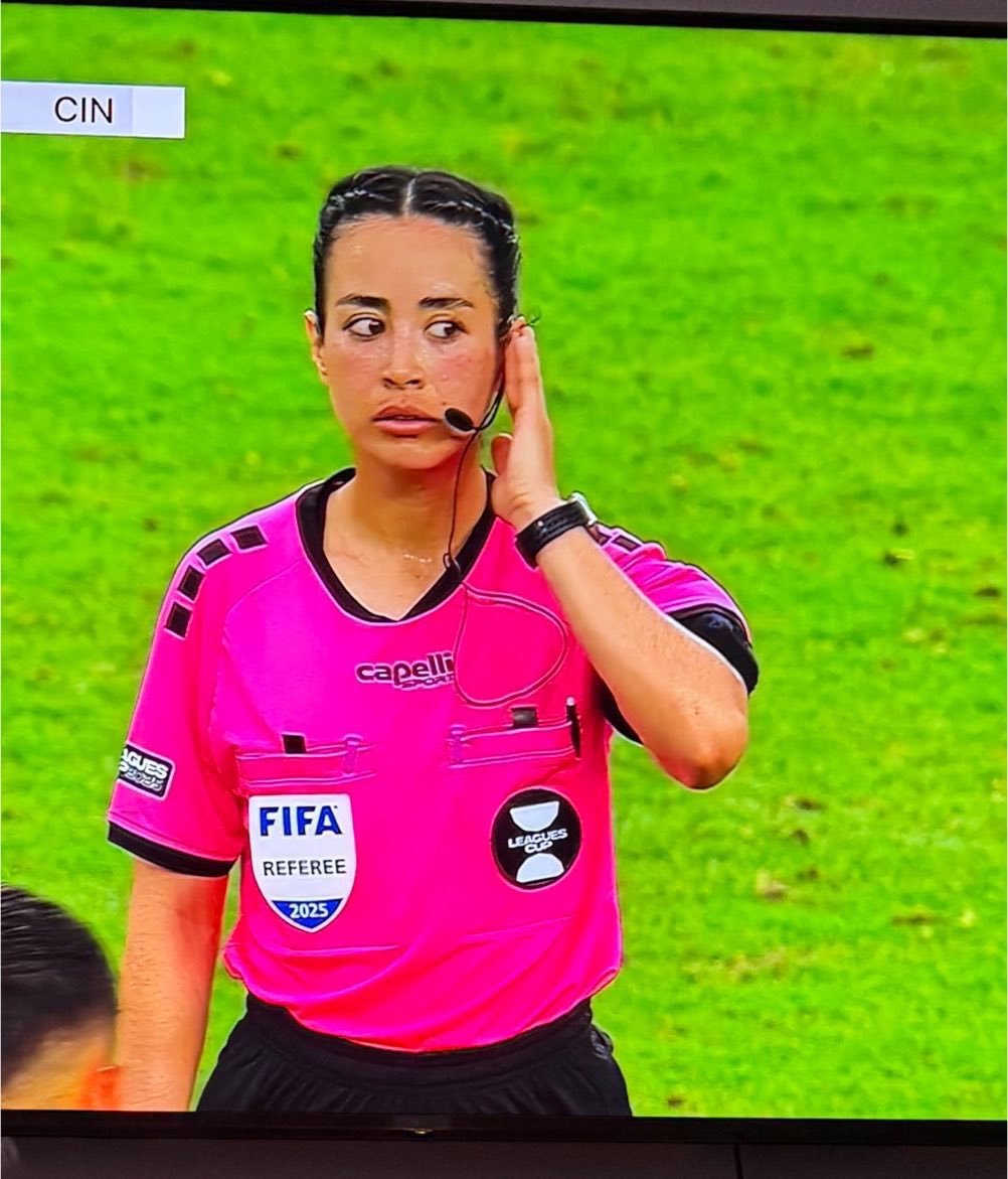 mtyespasion's tweet photo. Es un asco este ‘árbitro’ en el fútbol mexicano. 😓 https://t.co/XiX1TRftXx