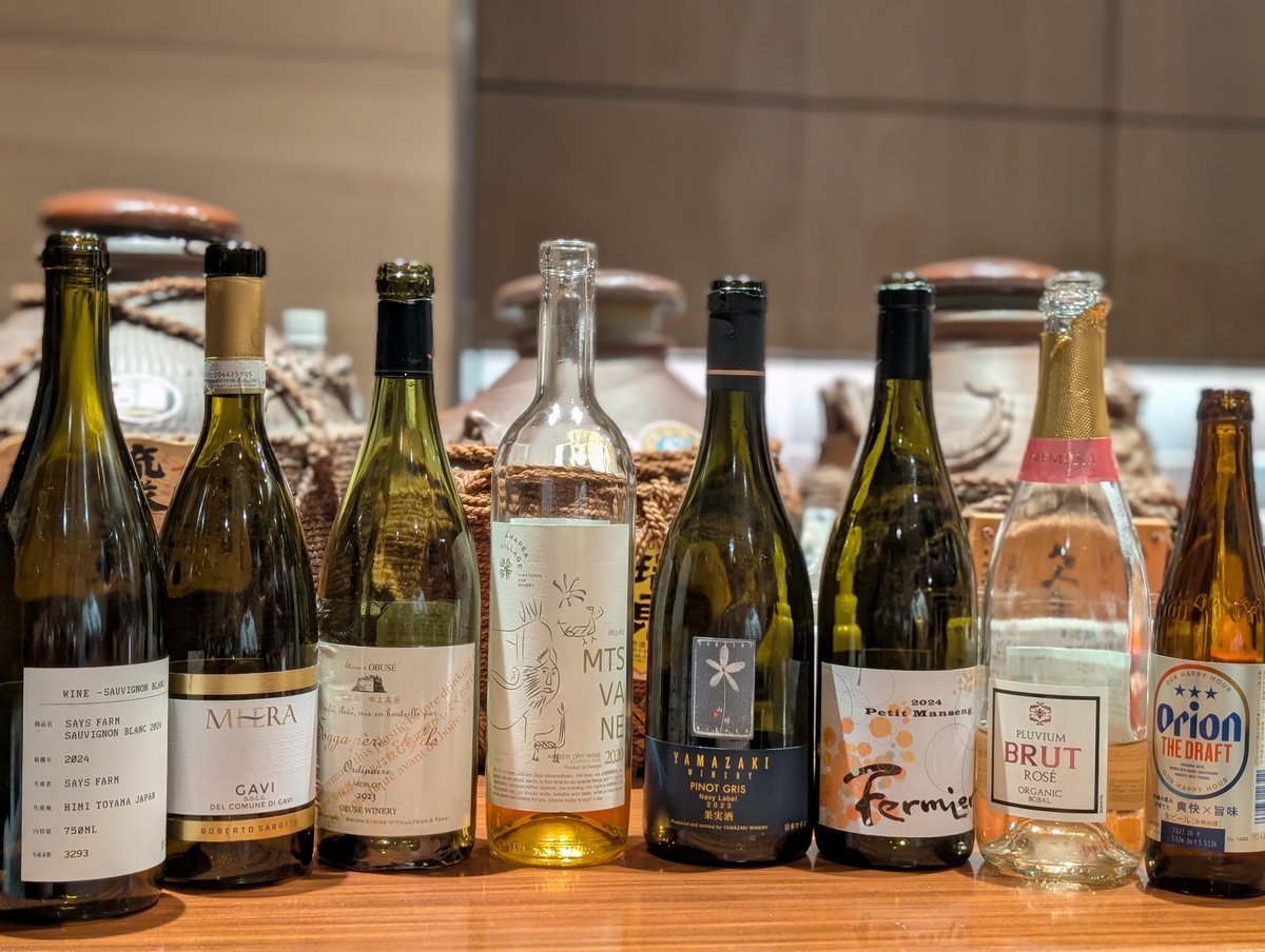 kamewine's tweet photo. 昨日は銀座で沖縄料理🥂
乾杯オリオンが汗ビシャの心と体に沁みる…！
沖縄料理とワインって合わせたことがなく未知数でしたが、なんだかんだ合って懐が深いなぁなどと思いました
とくにラフテーと小布施メルロがばっちり
他のワインたちも素晴らしかったですが、昨日のハイライトはお母さんのお料理 https://t.co/CsQ37nQs6D