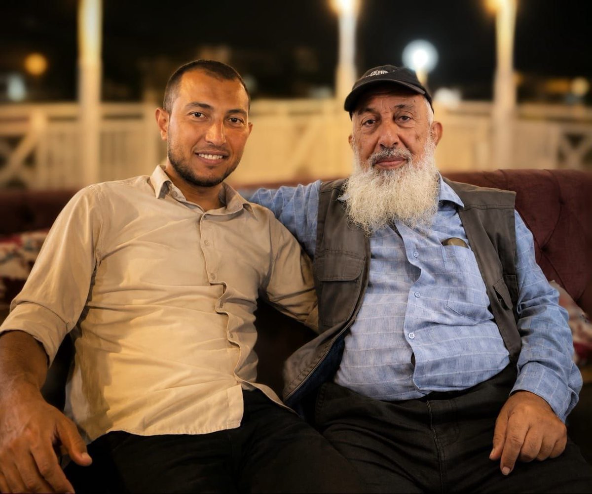 DropSiteNews's tweet photo. 💢 🇵🇸 At least 5 Palestinians, including two children and a woman, were killed in two separate Israeli strikes in the Gaza Strip in the early hours of Sunday, according to the Quds News Network.

🔹 In central Gaza, Sheikh Kamal Nabhan Hamad Abu Muailiq, 68, known as “Abu Nabhan,” and his wife, Hoda Khaled Arar Abu Muailiq, 59, were killed when Israeli helicopters bombed the family’s home in the al-Mashaala area, west of Deir al-Balah. Local sources said Abu Muailiq headed the administrative body of Hamas in Deir al-Balah.

🔹 In Gaza City, three members of one family were killed in an Israeli airstrike on an apartment in the al-Susi Tower in the Mina area, west of the city. Quds identified them as Abdullah Adnan Abu al-Taif, his wife Abeer Kamal Kazim Anan, and their son Azzam Abdullah Abu al-Taif.