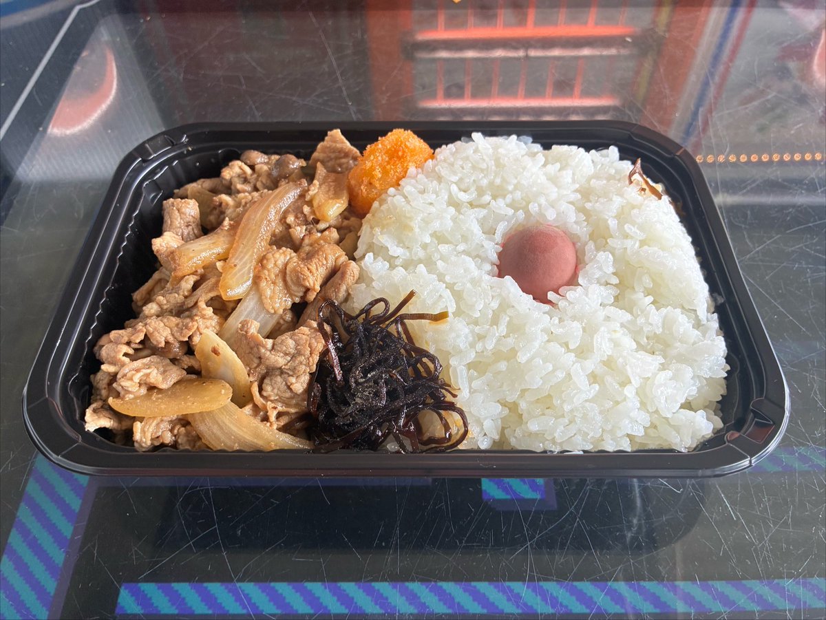 zihancorner's tweet photo. おにぎり自販機、今日から本稼働です、が、初日という事もあり数を少なくしたのもあり朝8:30から入った焼肉弁当、おにぎり各種がもう売り切れてしまいました(＞人＜;)

補充開始で販売1個目、2個目の焼肉弁当を手渡しになってしまいましたが逆にお客さんに手渡しできたのはすごく嬉しかったですm(_ _)m

おにぎりは追加補充で10:30頃に入りますのでよろしくお願いしますm(_ _)m