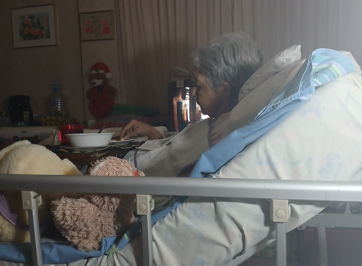 doblede_ebista's tweet photo. Cuidando a mi mamá mientras cena. Por favor nonse olviden de nosotros. Gracias a todos los que mantengan la publicación viva, de todo corazón. 🙏🏽

#ServicioPúblico 
#Ayuda https://t.co/12KZkxjuhK