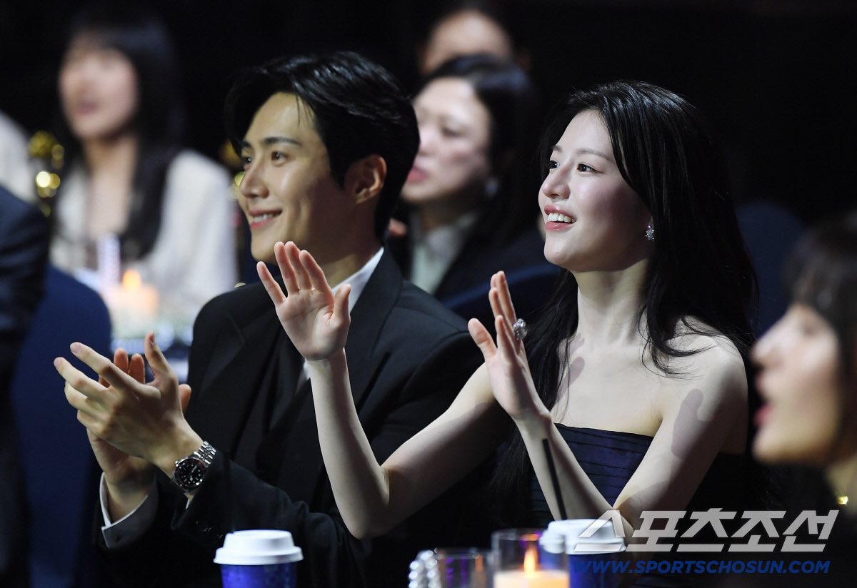 seon__holic's tweet photo. Papago couple at the 5th Blue Dragon Series Awards 🩵🍀

#CanThisLoveBeTranslated #이사랑통역되나요 #KimSeonho #김선호 #BlueDragonSeriesAwards2026 https://t.co/BC7obW2xXq