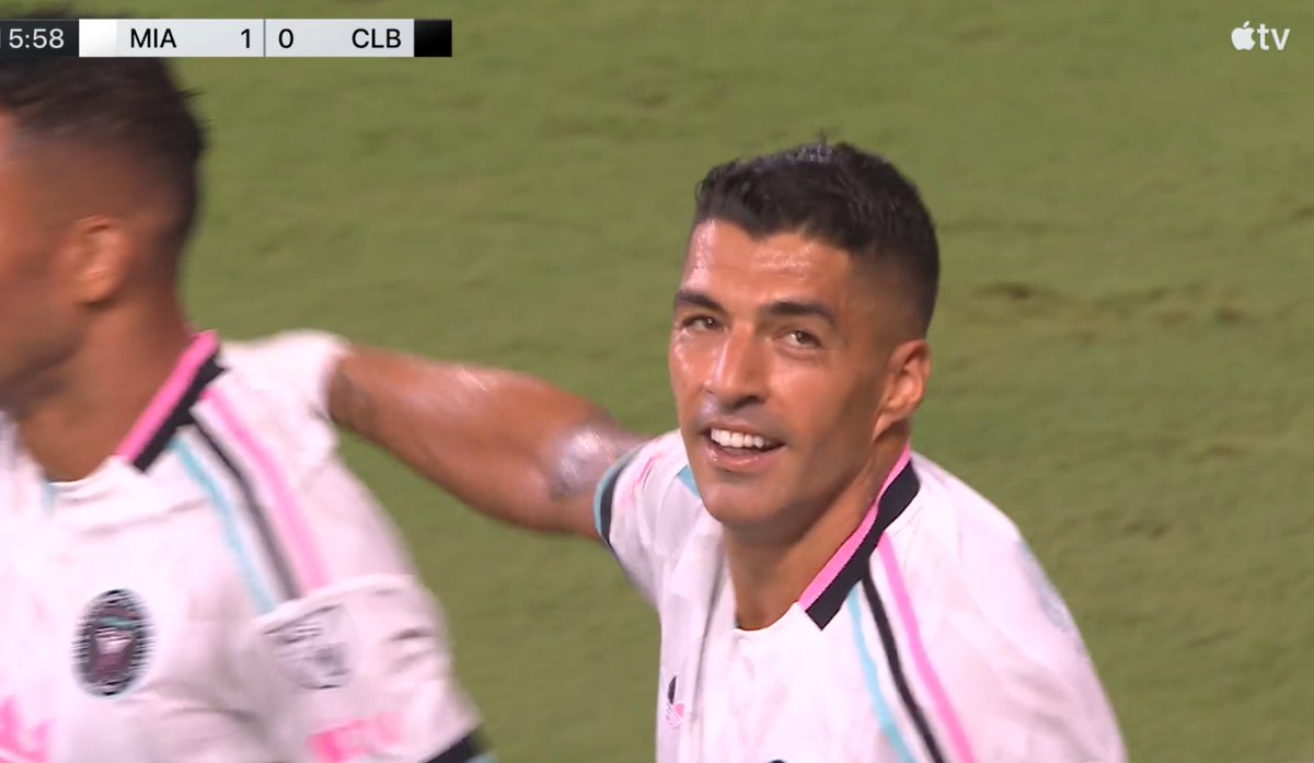 TouchlineX's tweet photo. 1-0 Inter Miami.

LUIS SUAREZ GOAAAAALLLLLLLL!!!!!!!!!!! HE SCORES VS. COLUMBUS CREW!!!!!!!!!! https://t.co/eMIgvn0UJ3