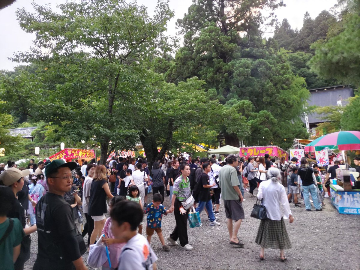 MIT0DXPHqRLDAE6's tweet photo. ＃　立科町
津金寺の夜観音縁日が8月1日に行われ、沢山の人出がありました。
観音堂のお参りも、露店の買い物も行列でした。
御泉水太鼓に奉納花火、楽しんでいただけ��かな。 https://t.co/SxtQGNFSgm