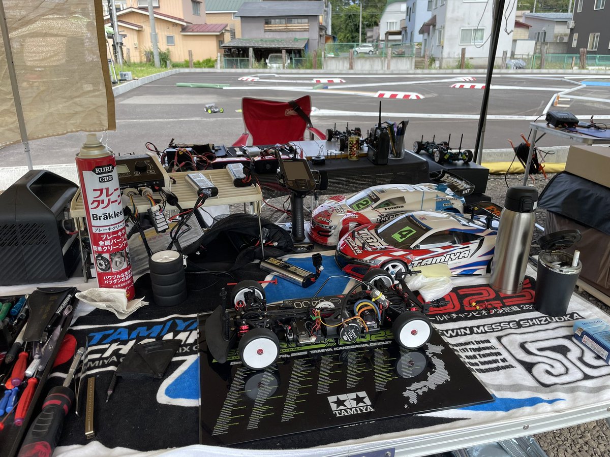 Tom46U's tweet photo. 来たわよ
今日はニシムラの定例レースの日
朝の練習は無難に走ってくれているので、なんとか頑張りたいと思います( ^ω^ )
#ラジコン 
#タミヤRC https://t.co/uXpsOuiO4X