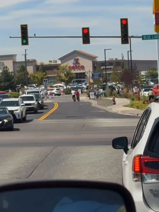 MoonlitMist090's tweet photo. BREAKING: Active shooter at In-N-Out in Twin Falls, Idaho  Video circulating shows a gunman opening fire at the In-N-Out Burger on Blue Lakes Blvd.  Suspect(s) still at large.  No confirmed casualties yet. This is developing. https://t.co/jvSkOIjYYq