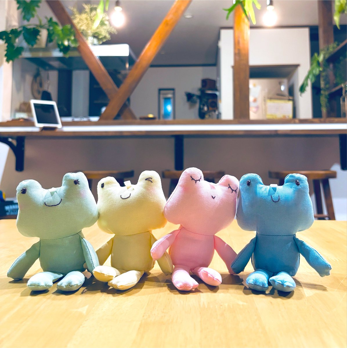 pyon_194's tweet photo. おはようございます♪
昨日久しぶりに会った人に、どうしてぬいぐるみ作ってるの？って聞かれて…
ふわもちっとしたこの子たちを手にとった瞬間に一瞬でもニコってなる顔が見たくてと即答しました。
笑顔のおまじないかけながら作ってます😅 https://t.co/YkMe9OijbD