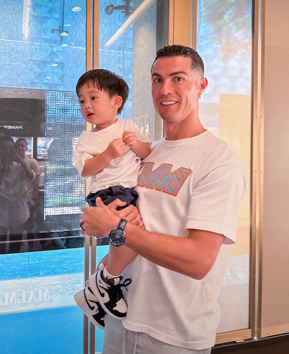 MadridXtra's tweet photo. Cristiano Ronaldo with a young fan. 🤍 https://t.co/O1iAFv2mp0