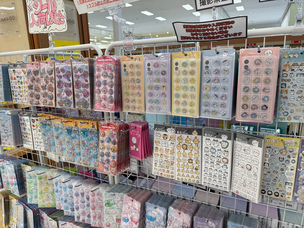 aeonkinkaido's tweet photo. こんにちは、都城金海堂イオン店です。
✨大人気シール多数入荷しました！✨

ちいかわおはじきシールやサンリオのカプセル＆ウォーターインシール、たまごっちステッカーなどが店頭に並んでいます💖

皆さんはどんなシールが好きですか？ぜひお店でチェックしてね🥰

#ちいかわ #サンリオ
#書店 https://t.co/kP2gXkehff