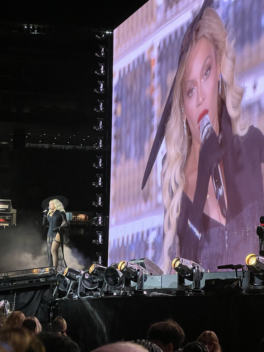 MIENDA_11's tweet photo. This night 3 years ago 

#Renaissance #Beyoncé https://t.co/tYxf3q0fdR