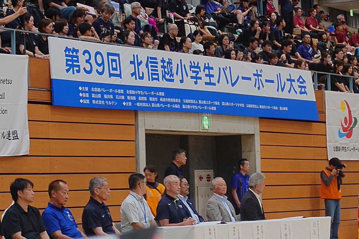 oyabeshisui's tweet photo. 早いもので、もう８月。
午前中は
北信越小学生バレーボール大会の開会式で
演奏させていただきました！
小学生の皆さん
しっかり行進してましたね！
午後からは
中部日本吹奏楽コンクールへ。
今のメンバーで最後の演奏。
体調不良の生徒もいたようですが
メンバー全員が出場できて良かったです。 https://t.co/c1mQ40H3MZ