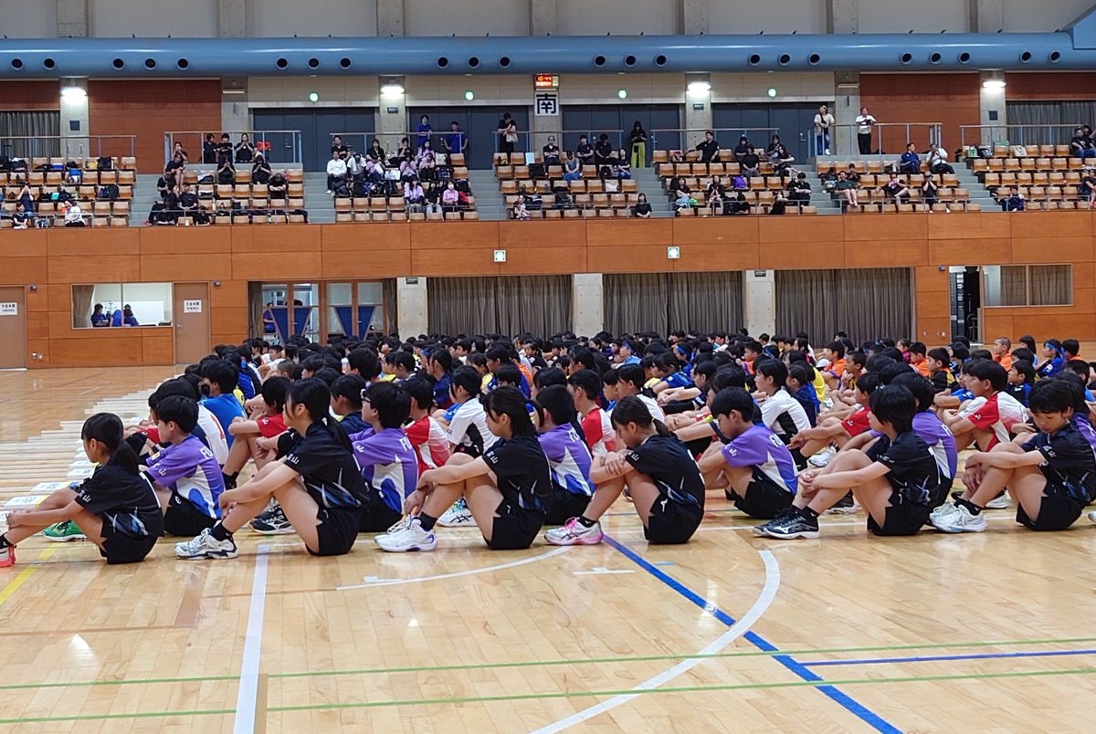 oyabeshisui's tweet photo. 早いもので、もう８月。
午前中は
北信越小学生バレーボール大会の開会式で
演奏させていただきました！
小学生の皆さん
しっかり行進してましたね！
午後からは
中部日本吹奏楽コンクールへ。
今のメンバーで最後の演奏。
体調不良の生徒もいたようですが
メンバー全員が出場できて良かったです。 https://t.co/c1mQ40H3MZ