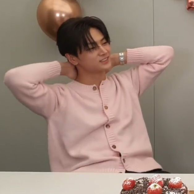 jjjongvely's tweet photo. jay and his pink cardigan against the world https://t.co/DT5yh7SnIZ