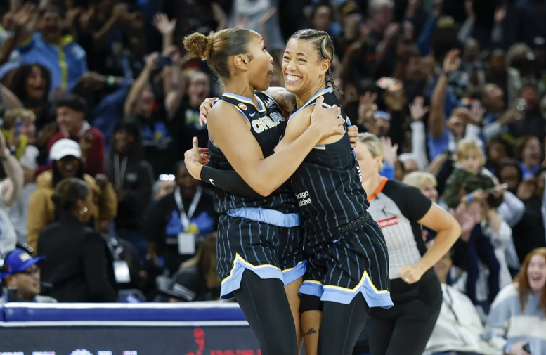 Az621421's tweet photo. 🚨 JUST IN: Buzzer-beater drama in the WNBA!

Chicago Sky stun the Las Vegas Aces 84-83
Sydney Taylor hits the game-winning 3 with 0.9 seconds left 🔥
29 points, 13 in the 4th quarter.
Sky outscored Aces 29-18 in the final period.
Absolute cinema.

Who else is still screaming at their TV right now?
Drop a 🏀 if you watched that shot live.
#WNBA #Sky #Aces #BuzzerBeater