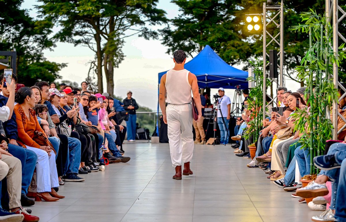 SecPrensaSV's tweet photo. #FestivalArteYDiseño | Con este tipo de eventos, el Gobierno del Presidente @nayibbukele genera espacios para que emprendedores y el talento salvadoreño puedan mostrar su creatividad e impulsar sus marcas; además de acercar sus productos y diseños a nuevos públicos. #SecretaríaDePrensa