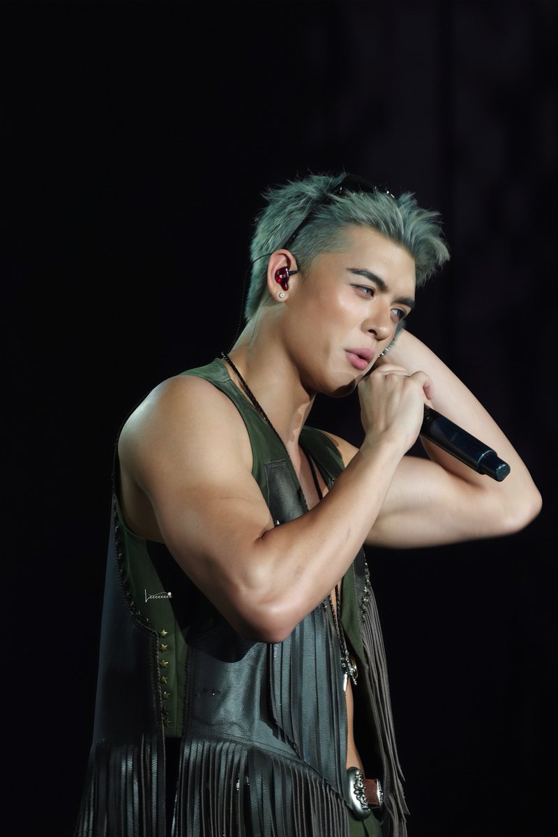 Leeeeeeee34New's tweet photo. พี่จอสหล่อสดชื่นมากกกกกกกก  

🐻❤️
#JossGawinConcert
#JossWayar 
#JossGawin https://t.co/pEiHApyyAf