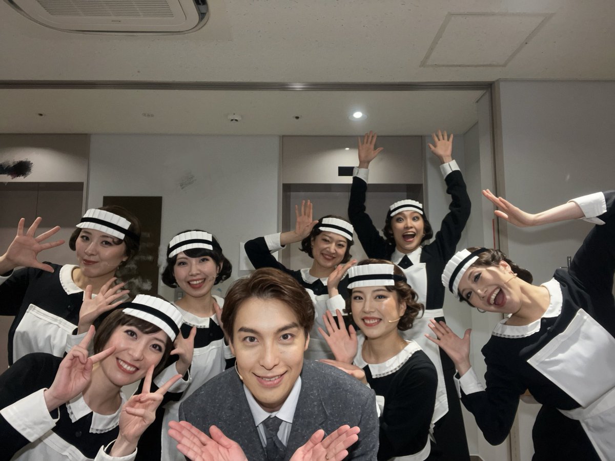 _mari_ayaka's tweet photo. #レベッカ 本日大千穐楽です！
稽古の序盤からみんなを引っ張ってくれて
同年代とは思えないほど
どっしり構えた海宝旦那様🌊
隙間時間にわちゃわちゃ写真を撮りました！
ラスト1回もいつも通り
北千住マンダレイで
皆様のお越しをお待ちしております🕯️

#彩花まり https://t.co/n86B0aliO5
