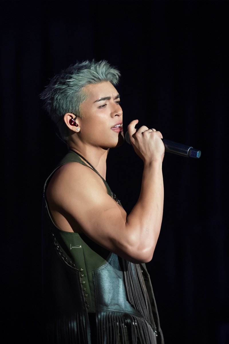 Leeeeeeee34New's tweet photo. พี่จอสหล่อสดชื่นมากกกกกกกก  

🐻❤️
#JossGawinConcert
#JossWayar 
#JossGawin https://t.co/pEiHApyyAf