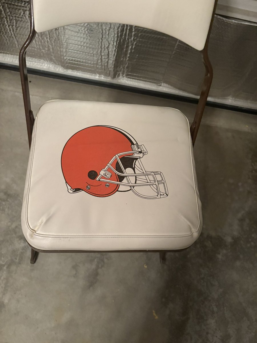 DealerTip's tweet photo. Cleveland Browns locker room seat from Cleveland Municipal Stadium $500. #browns #cleveland #clevelandbrowns #nfl #mancave https://t.co/t2TqkAZCNZ