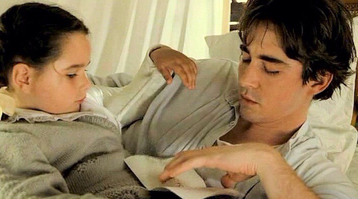 ayasesmovie's tweet photo. 主演のカティンカちゃんは撮影中
男性が本当に歩けない怪我をしていると伝えられ
それを信じたまま演じているのです😭

主人公の男性と少女は二人とも「落下」によって
怪我をおっています。
男性の方はその怪我で絶望の淵にいるのですが
少女におとぎ話を話しているうちに少女が物語に
加わって、、、という素敵な物語です🥹

映画作品において「落下」を主題にすることは
とても挑戦的なことだと感じます。

なぜなら映画の画面は横長なので
必然的に横の移動の方が断然多いですよね

それから私たちは本当は重力の多大な影響の中で
生活していてかなり根源的なことだとも思います。

映画の最後には、映画史における壮絶なスタントマンの数々の映像がカティンカちゃんのナレーションで流れます。

すばらしい作品なんです🥺