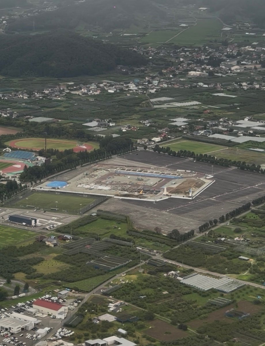 Naaaokiii_11's tweet photo. そーいえば、山形空港へのフライトの着陸直前にめちゃくちゃカッコいい建設中のスタジアムが見えたんですけど、これだけでどこのスタジアムか分かるJリーグオタクさんはいらっしゃいますか？😂😂😂😂😂 https://t.co/TLvObAChYY