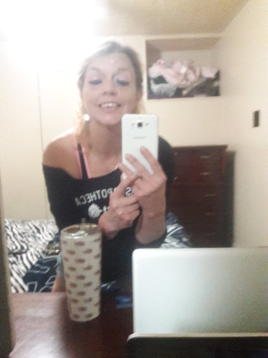 PeyattJeniffer's tweet photo. My camera on this phone doesn't take very good pictures.. Or maybe I don't know how to get that decent picture of myself...lol!! Here's 3 of the probably 53 I took to try to get a good up-to-date photo. No worries though I won't scare all y'all with the other 50..Haha! https://t.co/VdcbGMjfR8