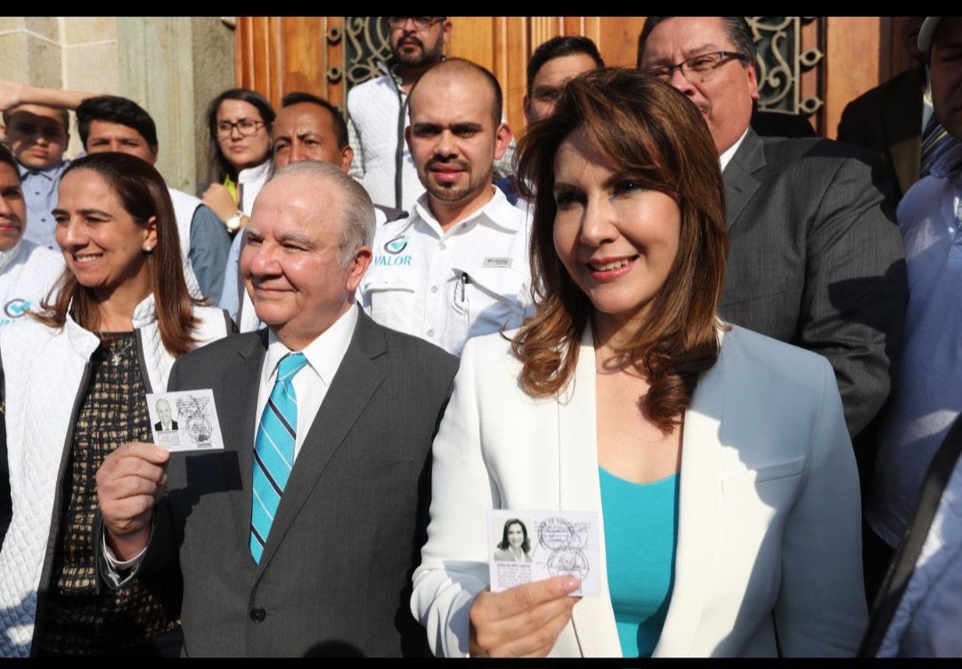 DONARTURO45's tweet photo. @ZuryxGuate Con nombres y apellidos  , ahí están los responsables  de su inconformidad  , póngase el chalequito  tal vez le quede bien ??? 🤷🏻‍♂️ https://t.co/vJO2QpfefT