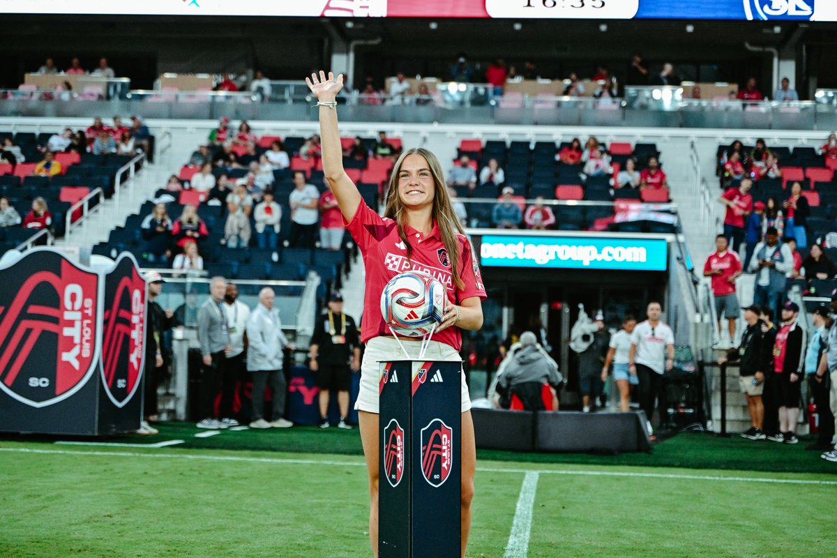 stlCITYsc's tweet photo. MADDIE DIMARIA, SHE’S ONE OF OUR OWN!

The 2026 Gatorade Best Female Player of the Year delivered tonight’s ceremonial matchball 🏆 https://t.co/oPsrk3OtN7