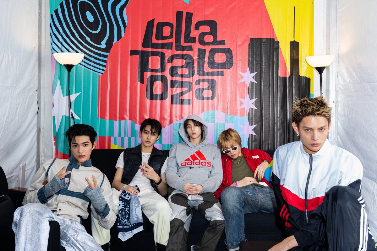 keonhoolic's tweet photo. agustus tahun lalu pasti kalian lagi deg-degan tis karena mau rilis debut song &amp; EP, belum tau reaksi orang bakal gimana, suka atau ngga, apalagi dgn konsep outside the lines-nya. but, this august you guys prove it. berhasil datang &amp; perform di festival sebesar ini 🥹 proud!!!! https://t.co/Zib7gS4GEd