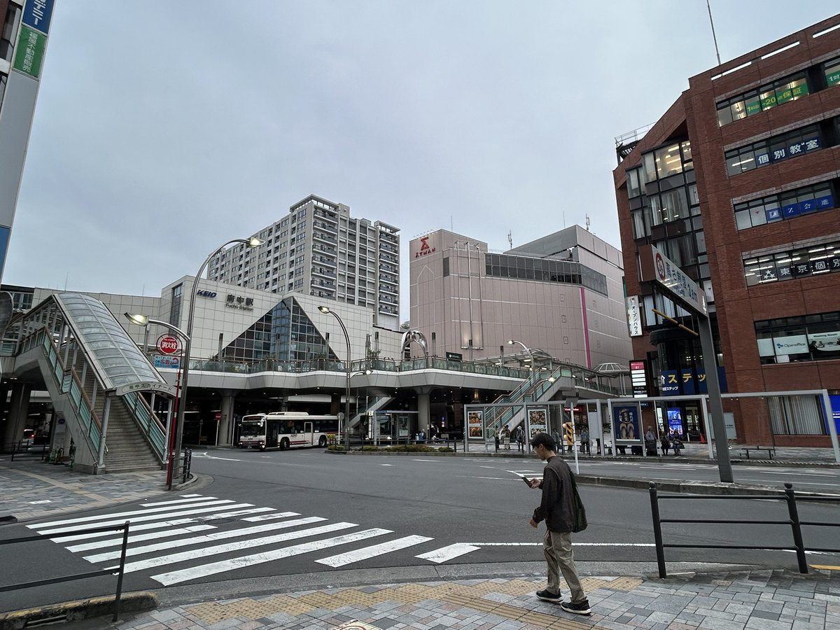 HUTAO_715's tweet photo. 宝塚記念の時東京競馬場行ったけどそのまま聖地巡礼みたいな感じで、府中駅行ったけどこれすごくないか！？まんまやん！の写真撮れて満足 https://t.co/KaQ74V3ZMg