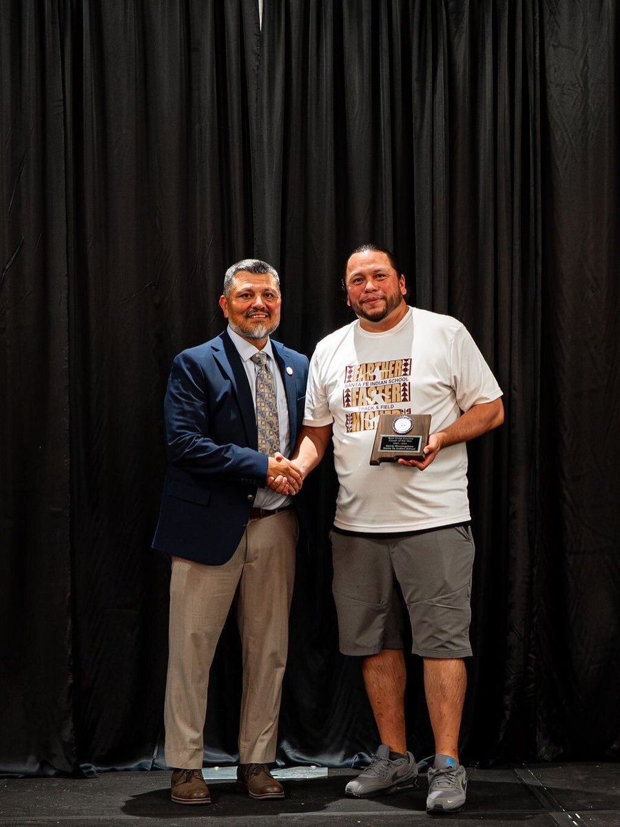 ndnsports's tweet photo. The New Mexico High School Coaches Association recently recognized Santa Fe Indian School's Jarvis Morningdove as the boys cross country coach of the year for 2025-26. He led the Braves to the Class 3A state championship and he was named district coach of the year as well.
#SFIS https://t.co/1CvZHhqbEm