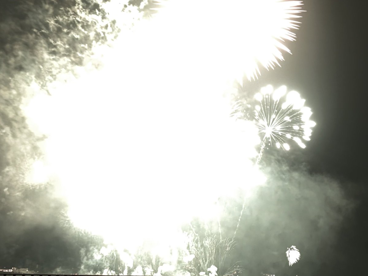 bab1t's tweet photo. 昨日の花火お届け〜
花火の写真ヘタクソ選手権👍 https://t.co/JFxN5Dzag7