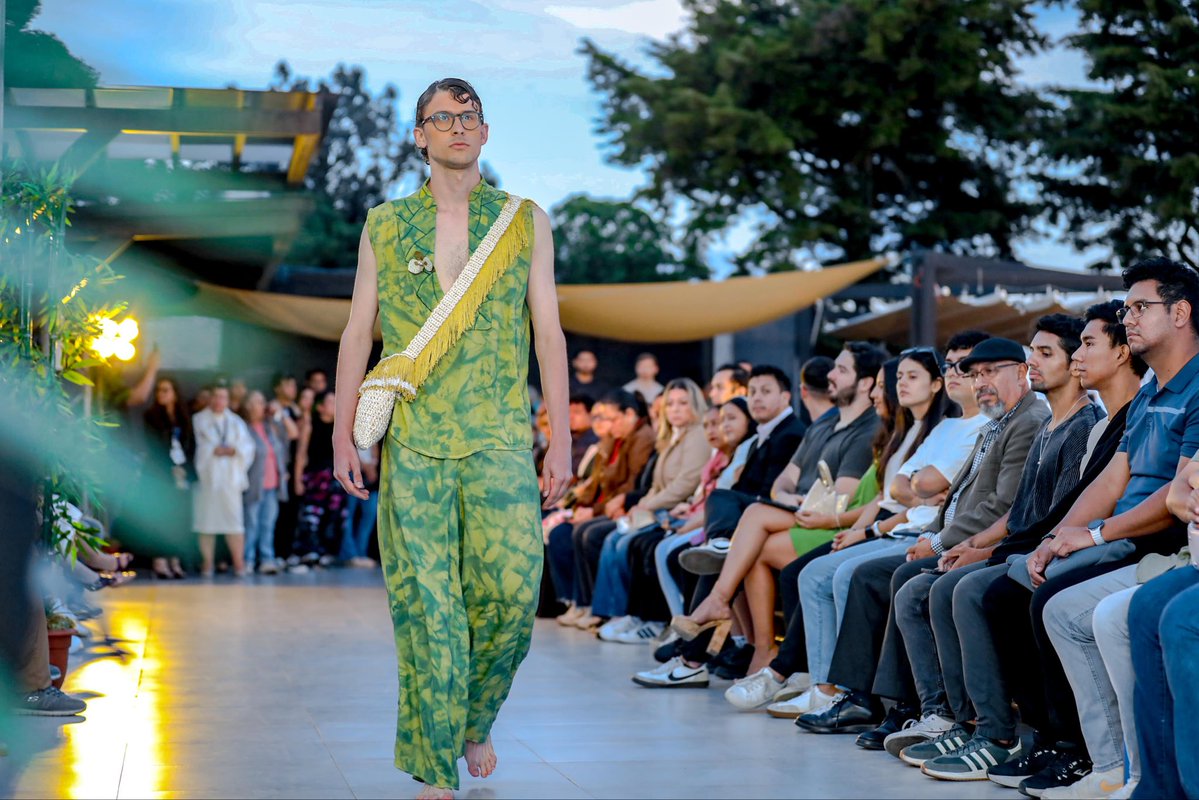 SecPrensaSV's tweet photo. #FestivalArteYDiseño | Este festival, impulsado por @CONAMYPESV, destaca el trabajo de las micro y pequeñas empresas (mype) salvadoreñas de los sectores de moda, hogar y diseño, al brindarles un escenario para dar a conocer sus productos y mostrar al público el talento detrás de cada creación. #SecretaríaDePrensa