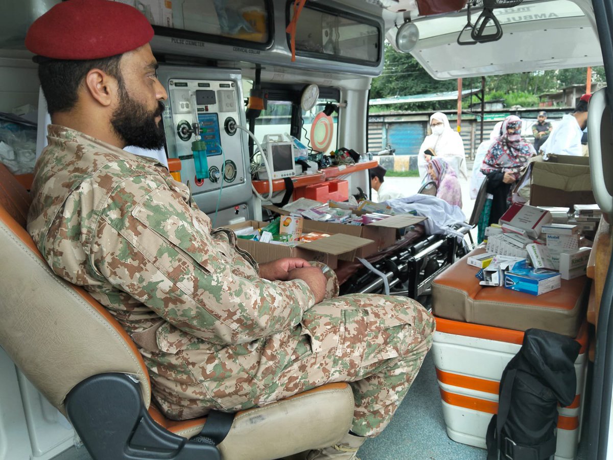 AzadKashAfairs's tweet photo. راولاکوٹ میں جاری دھرنے کے دوران عوام کو صحت کی سہولیات کی فراہمی یقینی بنانے کے لیے پاک فوج اور قانون نافذ کرنے والے اداروں نے 2 مفت موبائل میڈیکل کیمپ قائم کیے، جہاں 101 مریضوں کا معائنہ، مفت ادویات کی فراہمی اور طبی مشاورت فراہم کی گئی۔ عوام نے اس اقدام کو سراہا۔. https://t.co/hEoZ9ga3RS