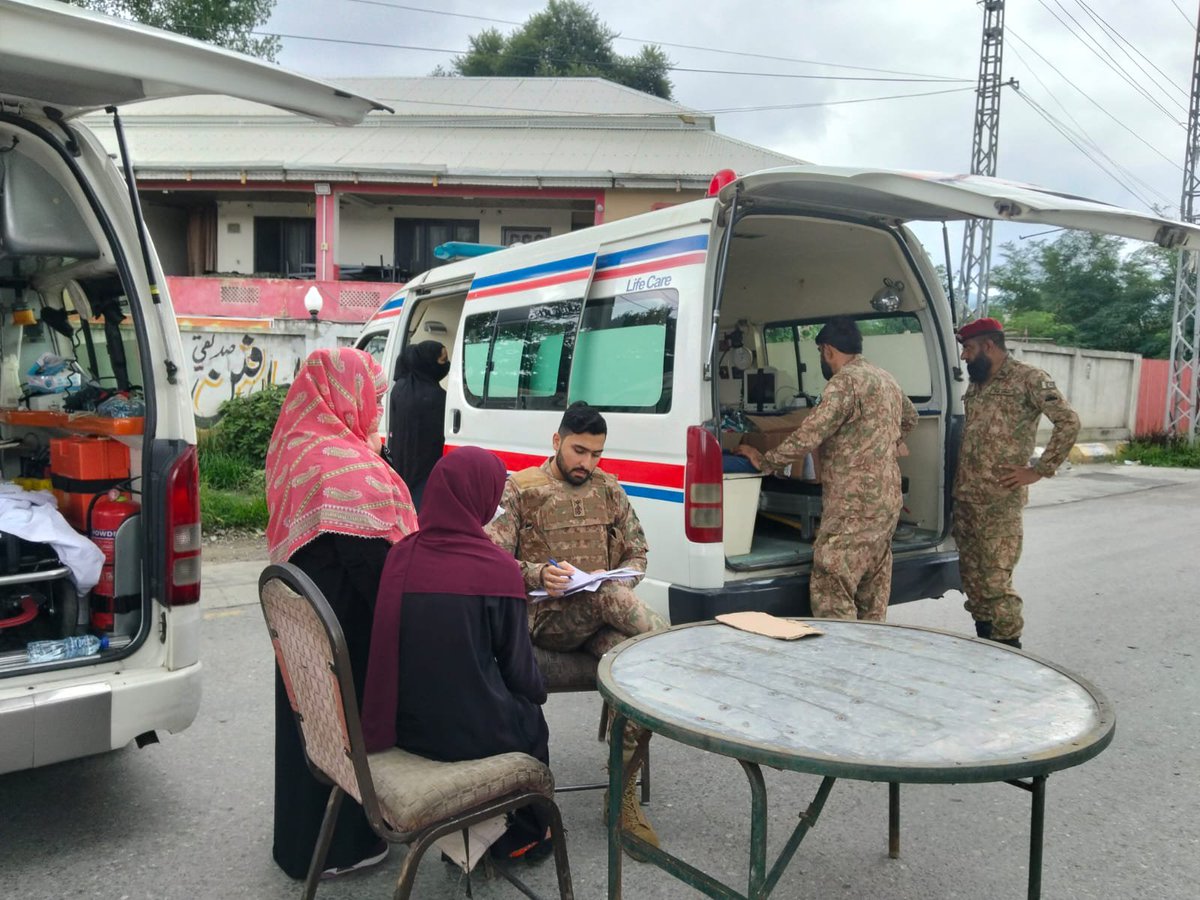 AzadKashAfairs's tweet photo. راولاکوٹ میں جاری دھرنے کے دوران عوام کو صحت کی سہولیات کی فراہمی یقینی بنانے کے لیے پاک فوج اور قانون نافذ کرنے والے اداروں نے 2 مفت موبائل میڈیکل کیمپ قائم کیے، جہاں 101 مریضوں کا معائنہ، مفت ادویات کی فراہمی اور طبی مشاورت فراہم کی گئی۔ عوام نے اس اقدام کو سراہا۔. https://t.co/hEoZ9ga3RS