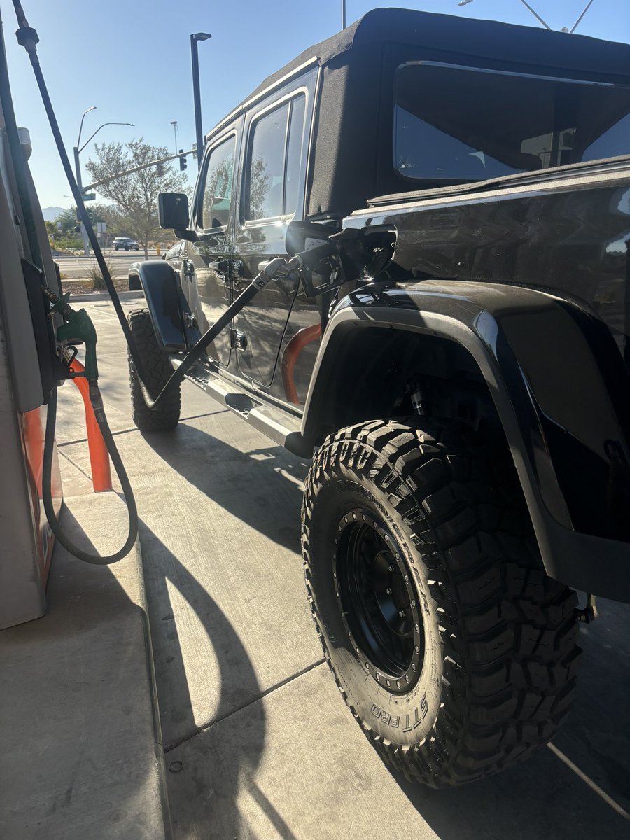 DANAFLEYSER2's tweet photo. Gasolina y a casa calabaza ⛽️6:00 pm #Caloron 😅 https://t.co/weJk0jJTc0