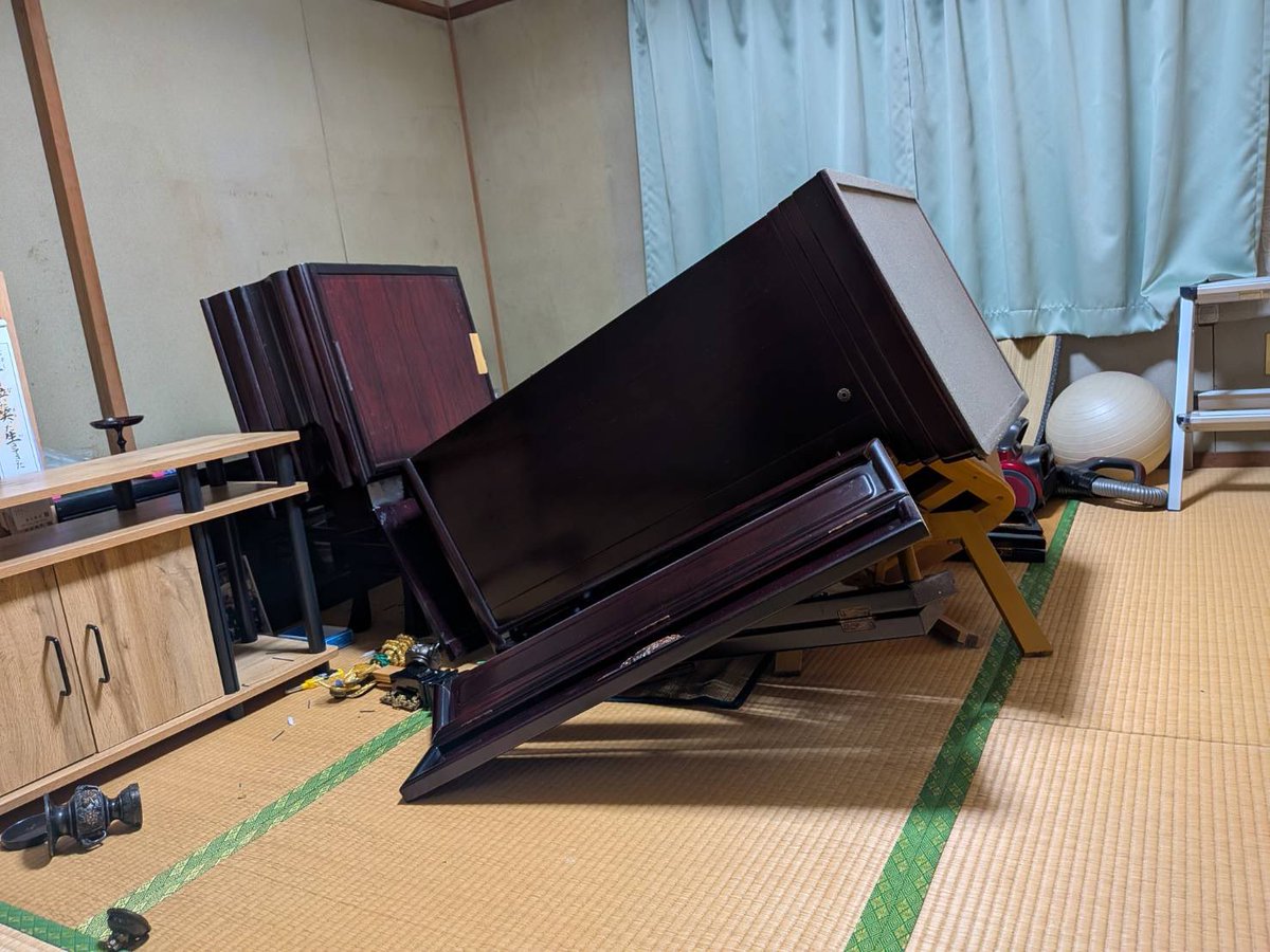 7m_of_'s tweet photo. この前の熊本の地震でお仏壇たおれてた(；'-' ) https://t.co/OxoCMjWPIZ