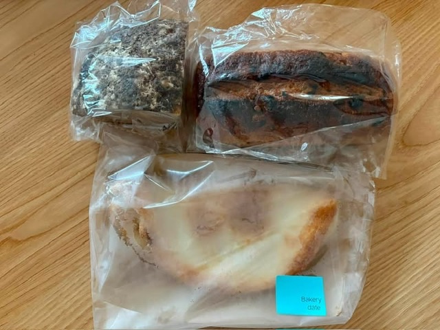 pintaka910's tweet photo. 珈琲豆を手網焙煎した。
少し爆ぜが弱いか。火力を上げれば良かったかも。

同僚と奥様がブランチ仙台WESTにてパンを販売していると聞き、焙煎した豆を手土産に訪問。

お目当てのビアブロードの他にワインブロードとパノッツォサンド（夏野菜）を頂く。滋味深い。

店名は「bakery date」

おすすめ。 https://t.co/yO7d5slyB9