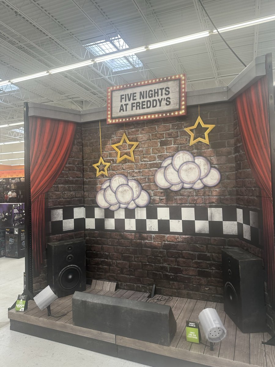 GhostyLue's tweet photo. @Ranboosaysstuff @SpiritHalloween Went to mine and it simply decided to come to life and took out all of the staff. https://t.co/Tnn8DHs7sJ