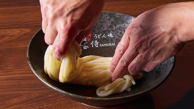 udonsoulsamurai's tweet photo. うどんは最後の盛り付けまで

本日も全力投球で！

皆様のご来店を心よりお待ちしております‼️ https://t.co/I7FMErk4tT