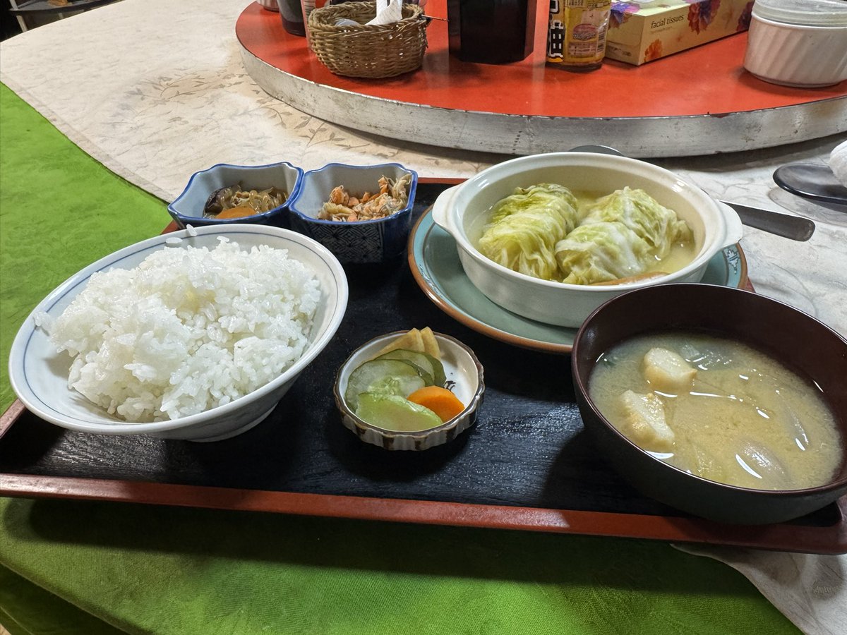 sssgmiso's tweet photo. いわゆるディープなお店に慣れた自分でも「ここは一体！？」と、思わずうなった東京は昭島のすごいお店。もとは宴会場らしき畳の座敷に円卓という違和感。そして格安の定食。同じビルの魚民と間違えて入りそうな入り口。全てに深い理由を感じさせるまさにディープなお店。東京あなどれない。 https://t.co/lfebto1jna