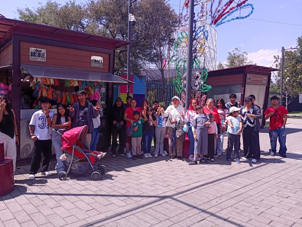 EnriqueVargasdV's tweet photo. La colonia San Fernando de nuestro querido #Huixquilucan estuvo también en Six Flags México, una salida recreativa en familia durante estas vacaciones. 

Lo hemos hecho por muchos años y así seguirá siendo. Cuenten conmigo. 

#VargasSenador https://t.co/qkvN9JbTti