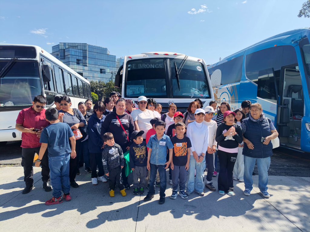 EnriqueVargasdV's tweet photo. La colonia San Fernando de nuestro querido #Huixquilucan estuvo también en Six Flags México, una salida recreativa en familia durante estas vacaciones. 

Lo hemos hecho por muchos años y así seguirá siendo. Cuenten conmigo. 

#VargasSenador https://t.co/qkvN9JbTti